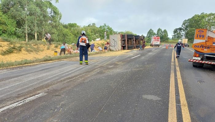 Guaraniaçu - Caminhão tomba no trevo de acesso a Diamante do Sul